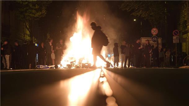 Leipzig: Brennende Barrikaden nach Polizeieinsatz Bei einer Protestaktion gegen die Räumung eines besetzten Hauses kam es zu Ausschreitungen.