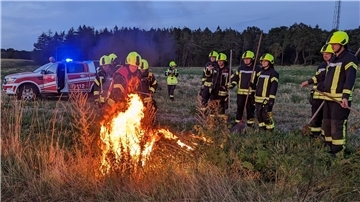 Bei einer Übung in Uthlede lernten die Einsatzkräfte den Umgang mit Feuerpatsche und Löschrucksack erfolgreich.