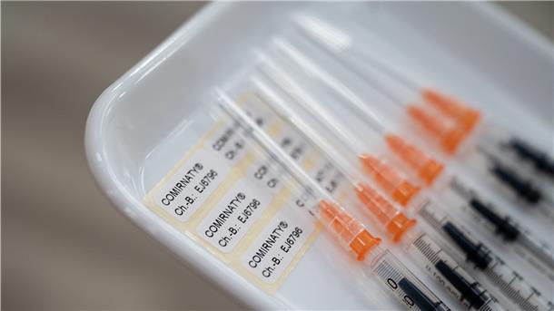 Sechs Spritzen mit Covid-19 Impfstoff von Biontech/Pfizer, die aus einer einzigen Ampulle zubereitet wurden, liegen im Impfzentrum in der Paul-Horn-Arena in einer Schale