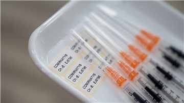 Sechs Spritzen mit Covid-19 Impfstoff von Biontech/Pfizer, die aus einer einzigen Ampulle zubereitet wurden, liegen im Impfzentrum in der Paul-Horn-Arena in einer Schale