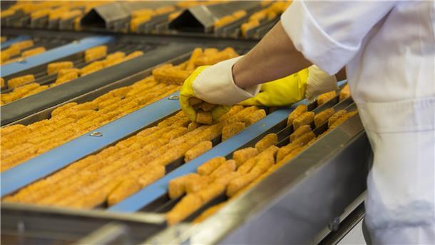 Bei Frozen Fish International ist die Produktion der Fischstäbchen ins Stocken geraten. Container hängen in Asien fest, der Handel mit russischen Lieferanten läuft aus.