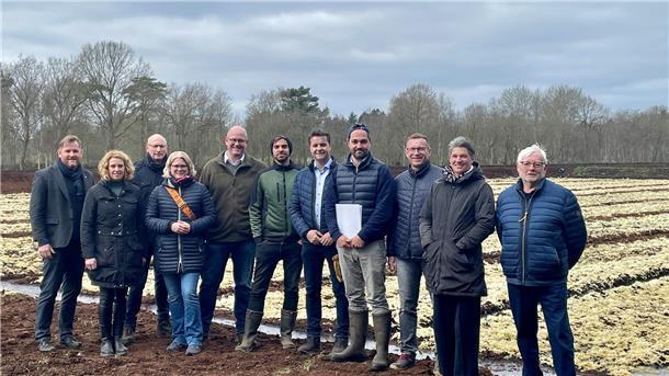Bei Gnarrenburg wird auf 13,4 Hektar Fläche Torfmoos angebaut. Wie das funktioniert und dabei aktiver Klimaschutz betrieben wird, haben sich Agrar- und Umweltpolitiker der niedersächsischen CDU-Fraktion zusammen mit Marco Mohrmann aus Rhadereistedt, Vertretern der Kommunalpolitik und des Landvolks zeigen lassen.