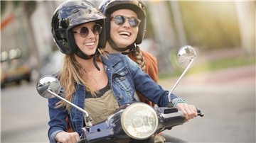Bei gutem Wetter ist auf dem Motorroller Fahrspaß garantiert.