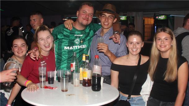 Menschen feiern und trinken beim Hagener Herbstmarkt