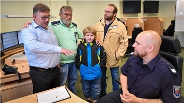 Bei Hauptbrandmeister Marcel Poznanski (rechts) lief vor zwei Jahren der Notruf von Sven Meer auf. Er meldete, dass sein Vater und sein Bruder 800 Kilometer vor der Küste Floridas im Bermudadreieck in Seenot geraten waren. Auf dem Bild von links: Karl-Heinz Meer jr. , Karl-Heinz Meer sen., Enkel Zeno und Sven Meer.
