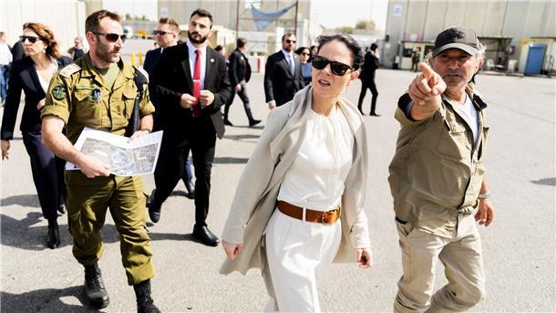 Baerbock will stockende Hilfslieferungen nach Gaza ankurbeln Bei ihrem Besuch in Israel schaut sich Annalena Baerbock die Abfertigung von Hilfsgütern am Grenzübergang Kerem Schalom im Süden des Landes an.