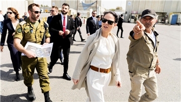 Bei ihrem Besuch in Israel schaut sich Annalena Baerbock die Abfertigung von Hilfsgütern am Grenzübergang Kerem Schalom im Süden des Landes an.