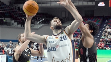 Bei ihrem letzten Auftritt in Bremen gewannen die Eisbären mit Hendrik Drescher (Mitte) gegen die Artland Dragons in der ÖVB-Arena.