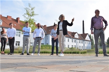 Bei ihrer Ortsbegehung durch Einswarden haben sich Politik und Verwaltung unter anderem in dem kleinen Park umgesehen, der am Westende der Niedersachsenstraße entstanden ist.