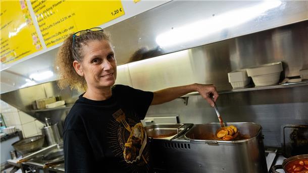 Nicht Berlin! Duisburg will Geburtsort der Currywurst sein Bei Iris Tauber wird die Currywurst in Tomatensoße gekocht - genau wie bei ihrem Großvater, der die Currywurst erfunden haben soll.
