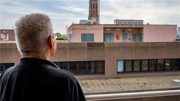 Bremerhavener ärgert sorgloser Umgang der Stadt mit Energie Bei Karstadt brennt immer noch Licht, und das wundert die Anwohner.