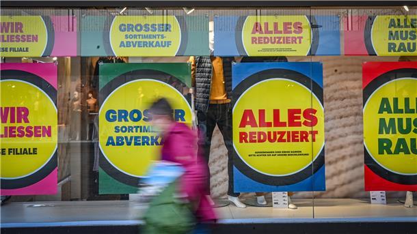 Bei Karstadt hat der Räumungsverkauf begonnen.