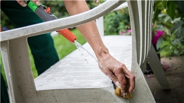 Bei Kunststoff-Gartenmöbeln sollte man von Scheuermitteln die Finger lassen.