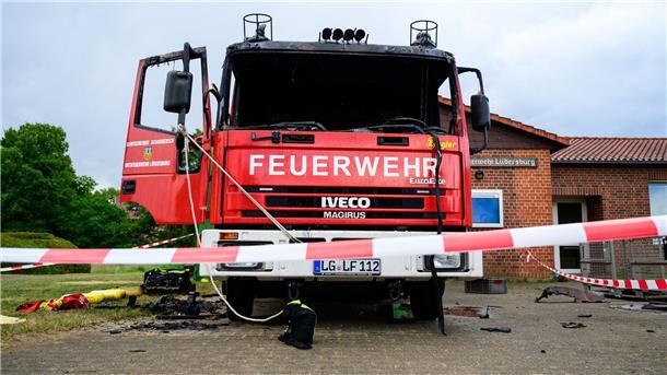 Bei Lüneburg hat am Morgen ein Feuerwehrfahrzeug Feuer gefangen.