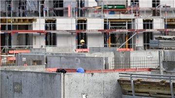 Bei Mehrfamilienhäusern verringerte sich die Zahl der genehmigten Wohnungen deutlich: um mehr als ein Viertel (minus 27,5 Prozent) auf 83.600.