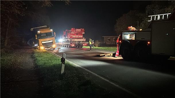 Bei Midlum ist ein Lkw von der L135 abgekommen. Er musste mit einem Kran geborgen werden. 
