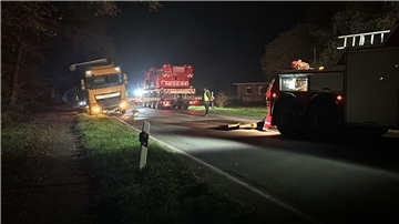 Bei Midlum ist ein Lkw von der L135 abgekommen. Er musste mit einem Kran geborgen werden. 
