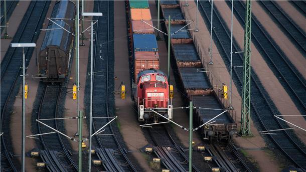Güterzüge stehen im Hafenbahnhof Alte Süderelbe der Hamburg Port Authority (HPA).