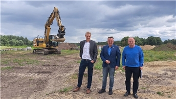 Bei ordentlich Wind auf dem Baugrundstück An der Wassergarde II: Ralf Twarloh (v.l.), Geschäftsführer von Bauen im Cuxland, Bürgermeister Andreas Wittenberg (parteilos) und Carl Gerken, Geschäftsführer von Bauen im Cuxland. 