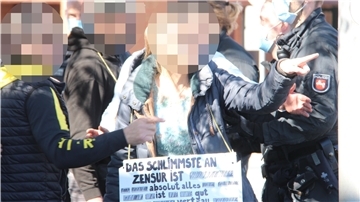 Bei Protesten von Impfgegnern am 25. April missachten Teilnehmer die von der Polizei verfügten Auflagen. Außerdem verletzen sie Vollstreckungsbeamte.