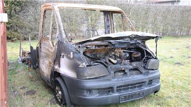 Bei Riebesehl in Westeresch steht noch immer das abgebrannte Wohnmobil: Es ist nach der Brandstiftung in der Silvesternacht nicht mehr als solches zu erkennen.
