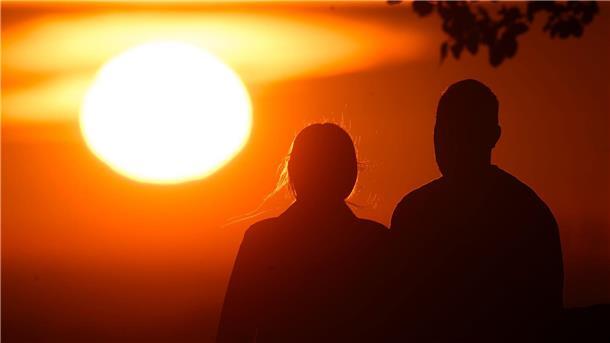 Wie Liebe das Gehirn zum Leuchten bringt Bei romantischer Liebe ist das Gehirn sehr aktiv - es gibt aber einen noch stärkeren Auslöser. (Illustration)