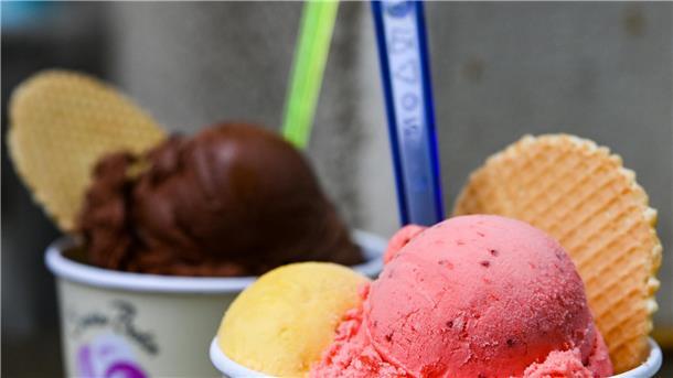 Eis im Becher