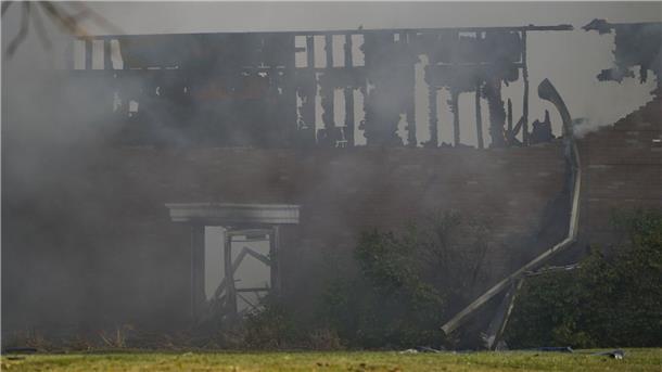 Bei Schüssen und dem Feuer sind Menschen gestorben.