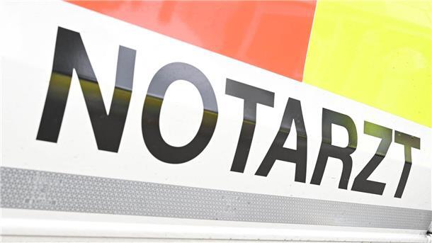 Auto rammt Baum – Fahrer lebensgefährlich verletzt Bei Sehnde kollidiert ein Auto gegen einen Baum, der 28 Jahre alte Fahrer wird lebensgefährlich verletzt. (Symbolbild)