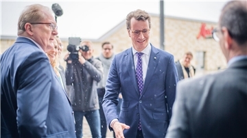 Bei seinem Besuch im Klimahaus wird Ministerpräsident Hendrik Wüst (CDU/Mitte) vom CDU-Fraktionsvorsitzenden Thorsten Raschen (links) und Klimahaus-Geschäftsführer Arne Dunker (rechts) begrüßt. 

