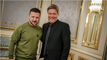 Bei seinem Besuch in Kiew wurde Vizekanzler Robert Habeck (r) auch von dem ukrainischen Präsidenten Wolodymyr Selenskyj empfangen.