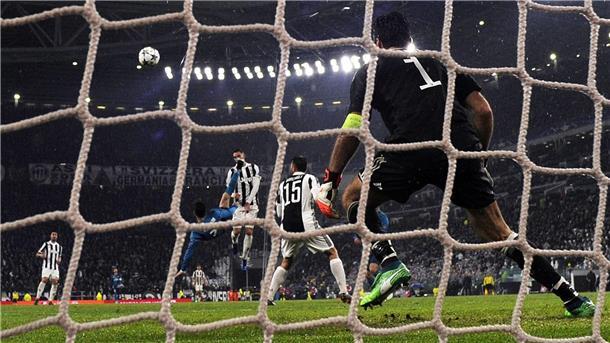 Bei seinem spektakulären Fallrückzieher beim Sieg von Real Madrid gegen Juventus Turin soll Ronaldo laut der spanischen Sportzeitung „Marca“ den Ball in 2,38 Metern Höhe getroffen haben.