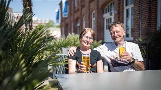 Bei sommerlichen Temperaturen tummelten sich viele Gäste in den Außenbereichen der Restaurants am Hafen. Seit dem 21. Mai ist im Land Bremen die Außengastronomie wieder erlaubt. Harald und Silke Kirsch genießen ein kühles Bier im „Lloyds“.