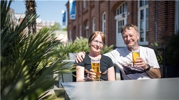 Bei sommerlichen Temperaturen tummelten sich viele Gäste in den Außenbereichen der Restaurants am Hafen. Seit dem 21. Mai ist im Land Bremen die Außengastronomie wieder erlaubt. Harald und Silke Kirsch genießen ein kühles Bier im „Lloyds“.