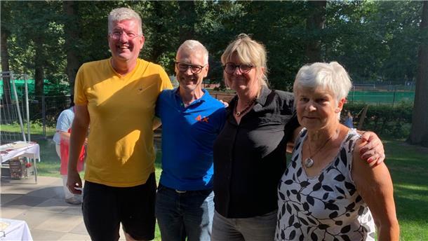 Bei sonnigem Wetter gab es beim Café International Leckeres vom Grill. Heiko Meyer (v. links), Jens Petersen, Petra Heuermann und Heike Treu waren auch dabei.