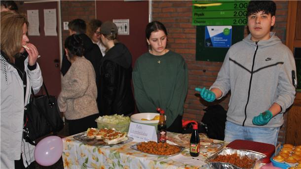 Gymnasium Nordenham sammelt mit Flohmarkt für Erdbebenopfer Bei Speisen und Getränken kam mitunter Foodtruck-Feeling auf.