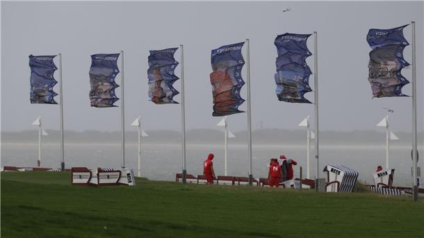 Bei starkem Nordwestwind wehen Fahnen an der Kaiserwiese auf der ostfriesischen Insel Norderney.