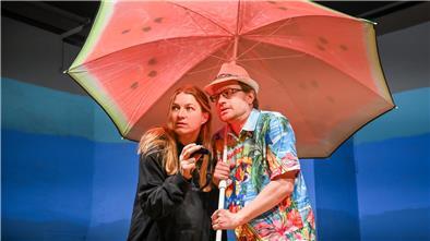 Bei „Talk am Strand“ treffen sich eine Wissenschaftlerin (Elena Hollender) und der Moderator einer TV Talk-Show (Stefan Wilde) in einem Fernsehstudio.