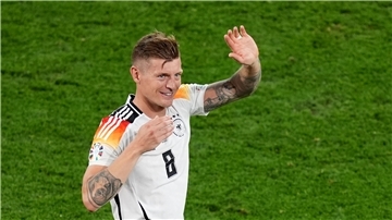Bei Toni Kroos stehen die Zeichen auf Abschied. Aber das Viertelfinal-Duell gegen seine Wahlheimat Spanien soll nicht das letzte Spiel des 34-Jährigen sein.