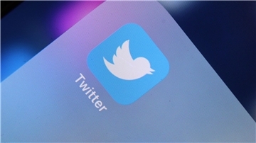 Bei Twitter können sich die Nutzer Tweets entweder in chronologischer Reihenfolge anzeigen lassen oder von Software ausgewählt.