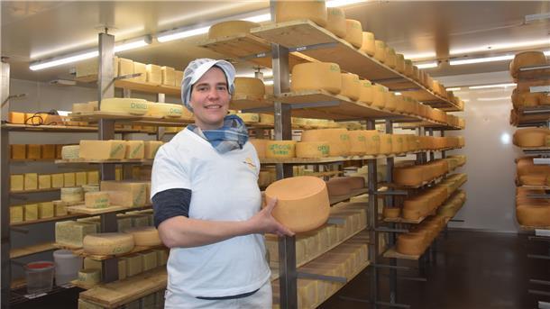 Das Foto zeigt Stephanie Heidrich im Käselager. 