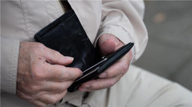 Bahn, Rente, Sommerzeit – was sich im März ändert Bei vielen Rentnerinnen und Rentner wandert weniger Geld aufs Konto. (Symbolbild)