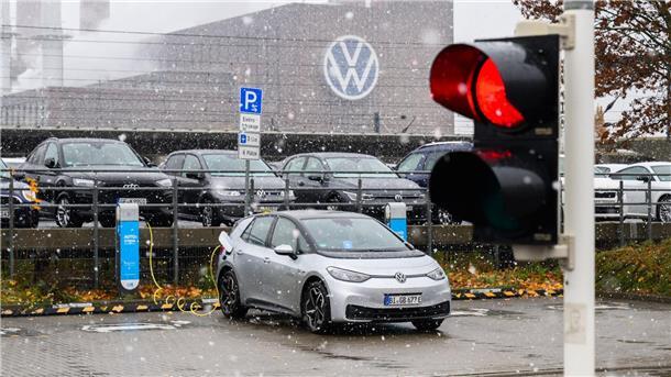 Bei VW stockt der Absatz der E-Autos – ein Grund dürften auch die hohen Ladestrompreise sein. (Archivbild)