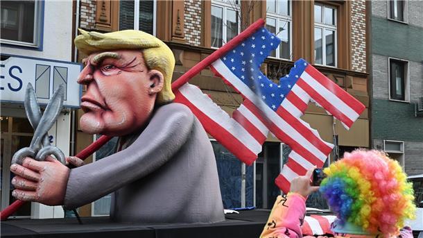 Rosenmontagszüge in Köln, Düsseldorf und Mainz unterwegs Bei Wagenbauer Jacques Tilly hat Donald Trump aus der US-Flagge ein Hakenkreuz geschnitten.