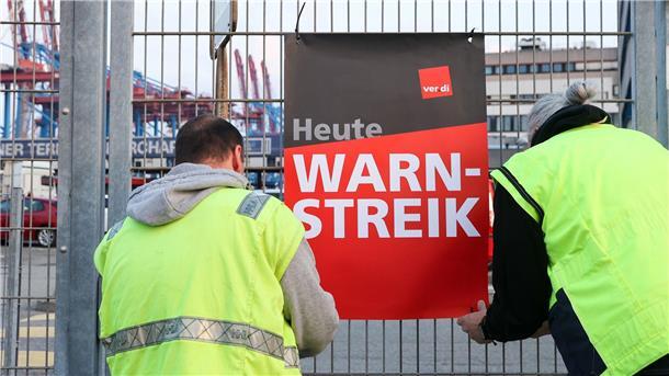 Bei Warnstreiks in Seehäfen legen zahlreiche Beschäftigte ihre Arbeit nieder. 