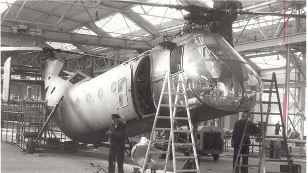 Bei Weserflug im April 1957: Gearbeitet wird an dem militärischen Transporthubschrauber Vertol H 21 mit Doppelrotorblättern.