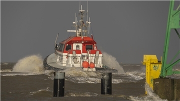 Bei Wind und Wetter bringen die Versetzer die Lotsen zu ihren Schiffen. Vier Versetzboote sind in Bremerhaven im Einsatz, dazu ein Tender und ein Stationsschiff vor der Wesermündung.