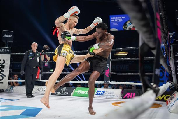 Beide Kickboxer zeigten viele Aktionen.