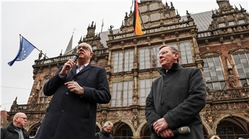 Zwei Männer sprechen vor dem Bremer Rathaus
