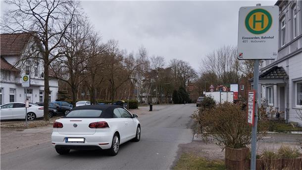 Ein Auto fährt über die Heiligenwiehmstraße in Einswarden. Dort sollen bald die Bushaltestellen ausgebaut werden.